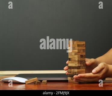 Scatole di legno impilate astratte che ispirano lo sviluppo aziendale, la crescita economica, la realizzazione organizzativa e una migliore tendenza a raggiungere gli obiettivi. Foto Stock