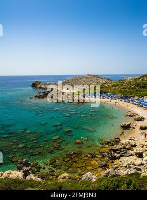 Bella spiaggia Ladiko vicino Anthony Quinn Bay a Faliraki, Rodi Grecia Foto Stock