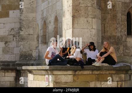 Regensburg Innenstadt oder City mit jungen Menschen die vor dem Dom sitzen Foto Stock