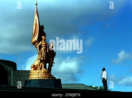 David Juban e Heroes Acre monumento in Zimbabwe Apr 2000 Heroes Acre il monumento alla periferia di Harare che è stato costruito nel 1981 per onorare il passato, presente e futuro eroi dello Zimbabwe in piedi nella foto è il curatore assistente del monumento David Juban Foto Stock