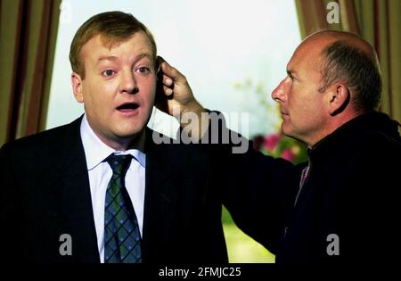 CONFERENZA LIB DEM - BOURNEMOUTH NEL SUO HOTEL, IL LEADER CHARLES KENNEDY HA UN AURICOLARE RIMOSSO DA UN TECNICO TELEVISIVO PRIMA DI ESSERE INTERVISTATO DA DAVID FROST. PIC: GIOVANNI VOOS 23.9.01 Foto Stock