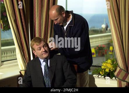 CONFERENZA LIB DEM - BOURNEMOUTH NEL SUO HOTEL, IL LEADER CHARLES KENNEDY È DOTATO DI UN AURICOLARE DA UN TECNICO TELEVISIVO PRIMA DI ESSERE INTERVISTATO DA DAVID FROST. PIC: GIOVANNI VOOS 23.9.01 Foto Stock