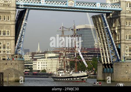 LA STAVROS S. NIARCHOS, UNA NAVE ALTA DI PROPRIETÀ DELLA SAIL TRAINING ASSOCIATION, HA CONCLUSO UN VIAGGIO EDUCATIVO, INIZIATO IL 19 SETTEMBRE, OGGI A LONDRA. E 'COSTITUITO DA 47 ADOLESCENTI PROVENIENTI DA VARIE SCUOLE IN TUTTO IL PAESE. ALCUNI DEGLI STUDENTI SU UNO DEI MONTANTI COME VA ATTRAVERSO UN PONTE A TORRE RIALZATA. 28.9.01 PIC:GIOVANNI VOOS Foto Stock