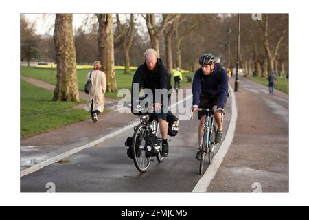 James Bowthorpe in bicicletta in giro per il mondo per beneficenza "Whats Driving Parkinsons" intervistato da Simon Usborne Fotografia di David Sandison l'indipendente Foto Stock