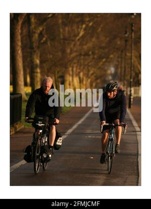 James Bowthorpe in bicicletta in giro per il mondo per beneficenza "Whats Driving Parkinsons" intervistato da Simon Usborne Fotografia di David Sandison l'indipendente Foto Stock