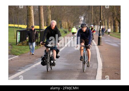 James Bowthorpe in bicicletta in giro per il mondo per beneficenza "Whats Driving Parkinsons" intervistato da Simon Usborne Fotografia di David Sandison l'indipendente Foto Stock