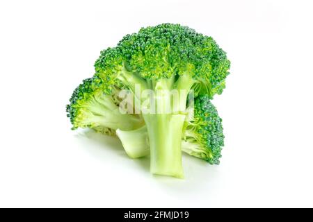 Fiori di broccoli, isolati su sfondo bianco. Fette fresche di colore verde intenso Foto Stock