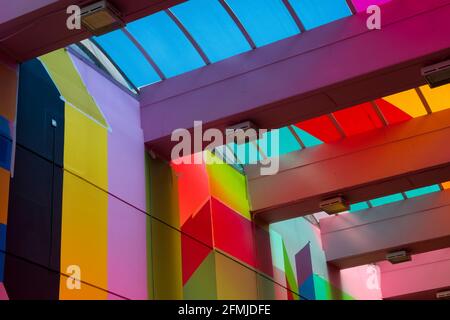 Hertford Street installazione artistica colorata, Coventry, Regno Unito. Maggio 2021. Foto Stock