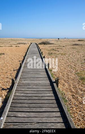 sali a bordo della passeggiata attraverso la vasta spiaggia di ghiaia a dungeness kent Foto Stock