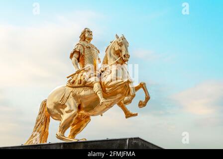 Golden Rider, Golden dorato statua equestre del re di agosto la grande di Ludwig Wiedemann, Dresda, Germania Foto Stock