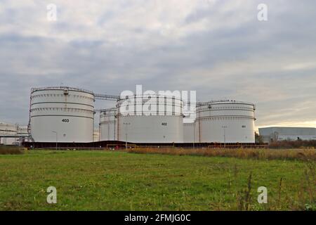 Serbatoi di stoccaggio per petrolio greggio e combustibile nell'Europoort porto nel porto di Rotterdam Foto Stock