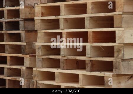 Pila di pallet in legno per l'uso in magazzino o trasporto Foto Stock