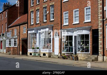 Negozi su Bridge Street, Tadcaster, North Yorkshire, Inghilterra Regno Unito Foto Stock