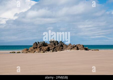 Formazione di roccia a bassa marea su Saint Pabu spiaggia vicino Erquy, Cote d'armatura (22), Brittany, Francia Foto Stock