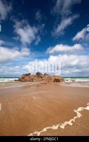 Formazione rocciosa a bassa marea sulla spiaggia di Saint Pabu vicino a Erquy, Cotes d’Armor (22), Bretagna, Francia Foto Stock