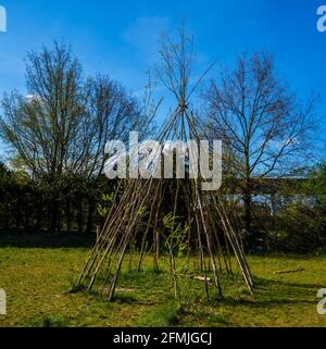 Capanna per bambini fatta di vividi alberi di salice Foto Stock