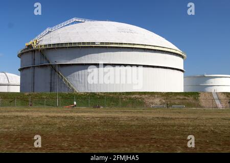 Serbatoi dell'olio per lo stoccaggio nel porto di Europoort nel Porto di Rotterdam presso la raffineria BP Rotterdam nei paesi bassi Foto Stock