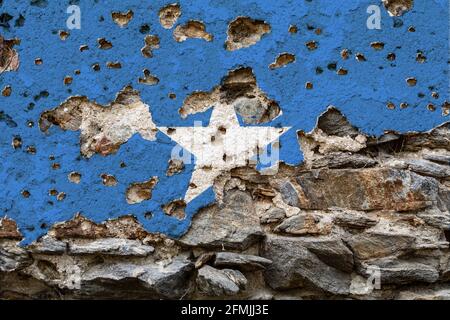 Concetto della situazione politica in Somalia con una bandiera dipinta danneggiata su un muro incrinato con interi. Illustrazione 3D. Rendering 3D Foto Stock