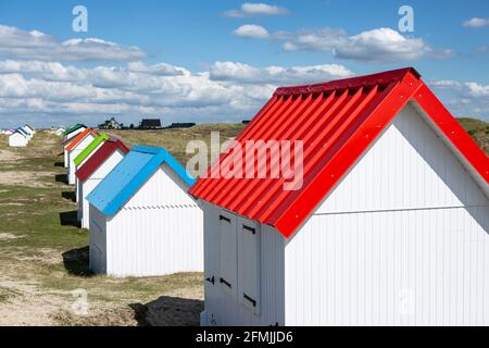 Bitte Strandhäuser in den Dünen bei Gouville-sur-Mer in der Normandie Foto Stock