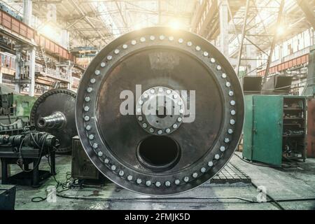 Macchine per tubi o tubi in acciaio parte prodotto fabbricato in fabbrica metallurgica. Foto Stock