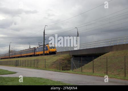 Locomotiva Traxx con pullman passeggeri tra Amsterdam e Rotterdam AS intercity Direct Foto Stock