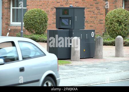 Schleswig, Germania. 09 maggio 2021. Schleswig, una autovelox mobile nera, il cosiddetto rimorchio delle forze dell'ordine, si trova di fronte all'amministrazione distrettuale di Schleswig-Flensburg e registra le violazioni della velocità in entrambe le direzioni. Nel rimorchio per autovelox è presente un dispositivo di misurazione laser TrafiStar S350, la costruzione del veicolo è di Elaax AG. Il rimorchio è blindato e dispone di ruote retrattili. Può essere trainato come un normale rimorchio. | utilizzo in tutto il mondo credito: dpa/Alamy Live News Foto Stock