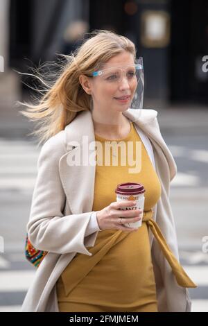 Rachel Riley arriva alla Royal Courts of Justice di Londra, per un caso di diffamazione tra il presentatore televisivo e un ex senior aide dell'ex leader laburista Jeremy Corbyn. L'età di 35 anni che appare nel canale 4 show Countdown, dice che è stata ribellata in un tweet pubblicato da Laura Murray. Data immagine: Lunedì 10 maggio 2021. PA Foto Vedi PA storia COURTS Riley. Il credito fotografico dovrebbe essere: Dominic Lipinski/PA Wire Foto Stock