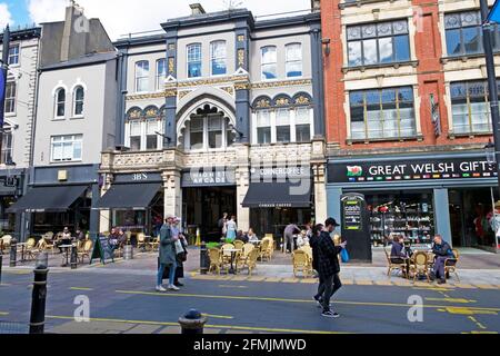 Vista esterna della gente che passa accanto ai ristoranti e High Street Arcade in St Mary Street, nella primavera del centro di Cardiff Maggio 2021 KATHY DEWITT Foto Stock