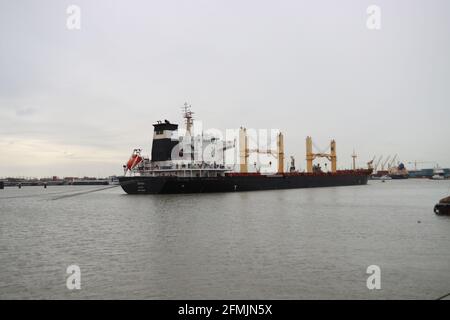 Nave da carico Brianna nel porto di Waalhaven come parte Del porto di Rotterdam Foto Stock