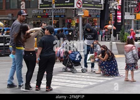 New Yo, Stati Uniti. 09 maggio 2021. I turisti posano per le immagini a Times Square, New York City.questa gente di domenica sta celebrando la festa della mamma a Times Square, dopo il tiro del sabato di astanti che hanno lasciato tre persone, compresa una ragazza di quattro anni, che si è ripresa dalle loro ferite. Il pistolero è ancora in sciolto a partire da Domenica pomeriggio, secondo NYPD. Credit: SOPA Images Limited/Alamy Live News Foto Stock