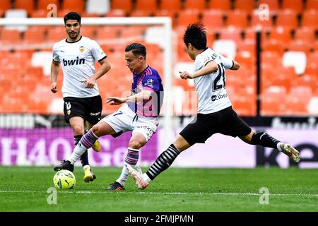 VALENCIA, SPAGNA - 9 MAGGIO: Roque Mesa di Real Valladolid, Lee Kang-in di Valencia CF durante la Liga match tra Valencia CF e Real Valladolid a. Foto Stock