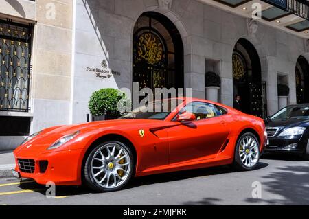 PARIGI, FRANCIA - CIRCA LUGLIO 2009: Una Ferrari 599 GTB Fiorano parcheggiata di fronte al George V Hotel di Parigi Foto Stock