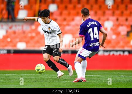 VALENCIA, SPAGNA - 9 MAGGIO: Lee Kang-in di Valencia CF, Ruben Alcaraz di Real Valladolid durante la Liga match tra Valencia CF e Real Valladolid Foto Stock