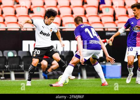 VALENCIA, SPAGNA - 9 MAGGIO: Lee Kang-in di Valencia CF, Ruben Alcaraz di Real Valladolid durante la Liga match tra Valencia CF e Real Valladolid Foto Stock