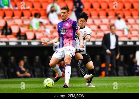 VALENCIA, SPAGNA - 9 MAGGIO: Ruben Alcaraz di Real Valladolid, Lee Kang-in di Valencia CF durante la Liga match tra Valencia CF e Real Valladolid Foto Stock