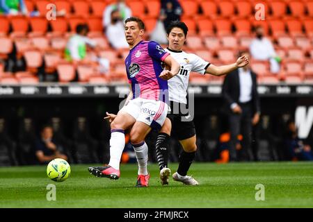 VALENCIA, SPAGNA - 9 MAGGIO: Ruben Alcaraz di Real Valladolid, Lee Kang-in di Valencia CF durante la Liga match tra Valencia CF e Real Valladolid Foto Stock