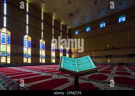Il Santo Corano all'interno della moschea. Dammam Masjid, Arabia Saudita Foto Stock