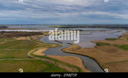 Una vista aerea del fiume Alde a Snape Maltings a Suffolk, Regno Unito Foto Stock