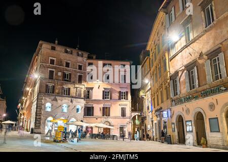 Architettura di Perugia di notte in Italia Foto Stock