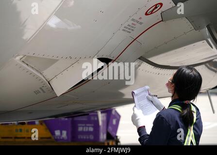 (210510) -- ZHENGZHOU, 10 maggio 2021 (Xinhua) -- Liu Qiqi controlla un aereo presso una base di manutenzione della filiale Henan della China Southern Airlines a Zhengzhou, provincia di Henan della Cina centrale, 30 aprile 2021. Liu Qiqi è un meccanico di 24 anni nella filiale Henan di China Southern Airlines. Laureata all'Università dell'Aviazione civile della Cina nel 2019, Liu Qiqi è molto accattivante nel team, poiché è l'unica meccanica femminile nella quasi 200-strong maintenance workforce.lavorando in un'industria tradizionalmente dominata da uomini, Liu è stata interrogata molto quando è entrata nella professione. Il lavoro richiede un g duro Foto Stock