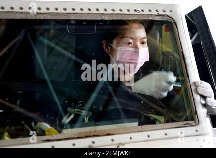 (210510) -- ZHENGZHOU, 10 maggio 2021 (Xinhua) -- Liu Qiqi lavora presso una base di manutenzione della filiale Henan di China Southern Airlines a Zhengzhou, provincia di Henan della Cina centrale, 30 aprile 2021. Liu Qiqi è un meccanico di 24 anni nella filiale Henan di China Southern Airlines. Laureata all'Università dell'Aviazione civile della Cina nel 2019, Liu Qiqi è molto accattivante nel team, poiché è l'unica meccanica femminile nella quasi 200-strong maintenance workforce.lavorando in un'industria tradizionalmente dominata da uomini, Liu è stata interrogata molto quando è entrata nella professione. Il lavoro richiede un innesto duro e un g Foto Stock