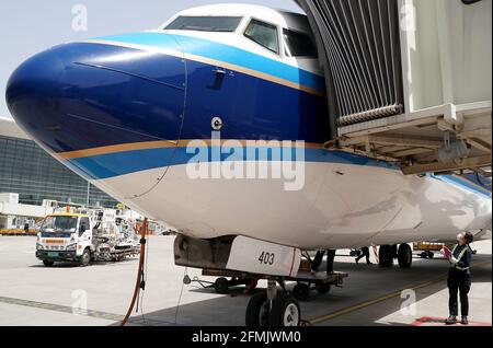 (210510) -- ZHENGZHOU, 10 maggio 2021 (Xinhua) -- Liu Qiqi controlla l'aereo ad una base di manutenzione della filiale Henan della China Southern Airlines a Zhengzhou, provincia di Henan della Cina centrale, 30 aprile 2021. Liu Qiqi è un meccanico di 24 anni nella filiale Henan di China Southern Airlines. Laureata all'Università dell'Aviazione civile della Cina nel 2019, Liu Qiqi è molto accattivante nel team, poiché è l'unica meccanica femminile nella quasi 200-strong maintenance workforce.lavorando in un'industria tradizionalmente dominata da uomini, Liu è stata interrogata molto quando è entrata nella professione. Il lavoro richiede una stampa di fondo Foto Stock