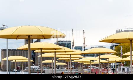 L'HTO Park Beach con i suoi tradizionali ombrelloni gialli a Toronto, Canada Foto Stock