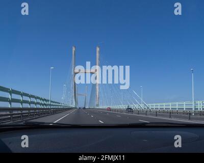 Vista lungo il ponte Prince of Wales, secondo incrocio di Severn Fiume Severn che collega il Galles all'Inghilterra dal sedile passeggero di Un'automobile del Galles del Sud Regno Unito Foto Stock