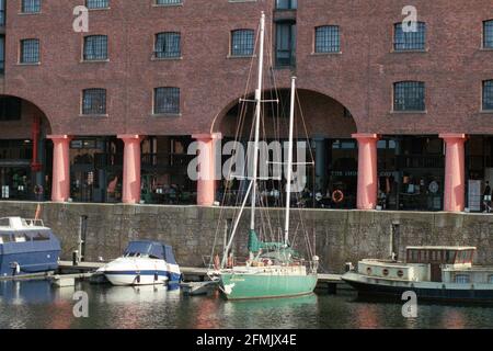 Liverpool, UK - 25 aprile 2021: La barca a vela nel Royal Albert Dock. Foto Stock