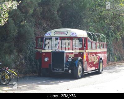 Jersey War Tunnel - Leyland Tour Bus No.22 in rosso con occupanti. Foto Stock