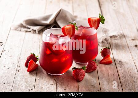 Cocktail di fragole su tavolo di legno Foto Stock