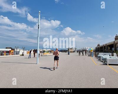 Den Haag Scheveningen maggio 2021 boulevard durante la primavera con la gente dalla molla del viale del traghetto Foto Stock