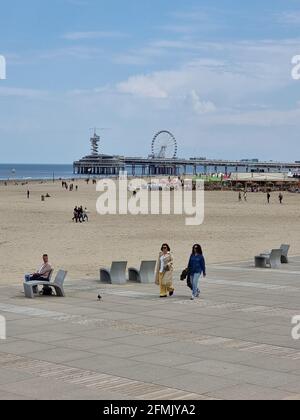 Den Haag Scheveningen maggio 2021 boulevard durante la primavera con la gente dalla molla del viale del traghetto Foto Stock