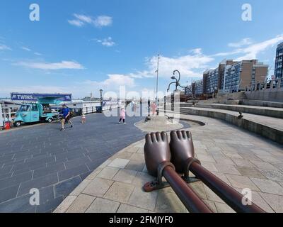 Den Haag Scheveningen maggio 2021 boulevard durante la primavera con la gente dalla molla del viale del traghetto Foto Stock